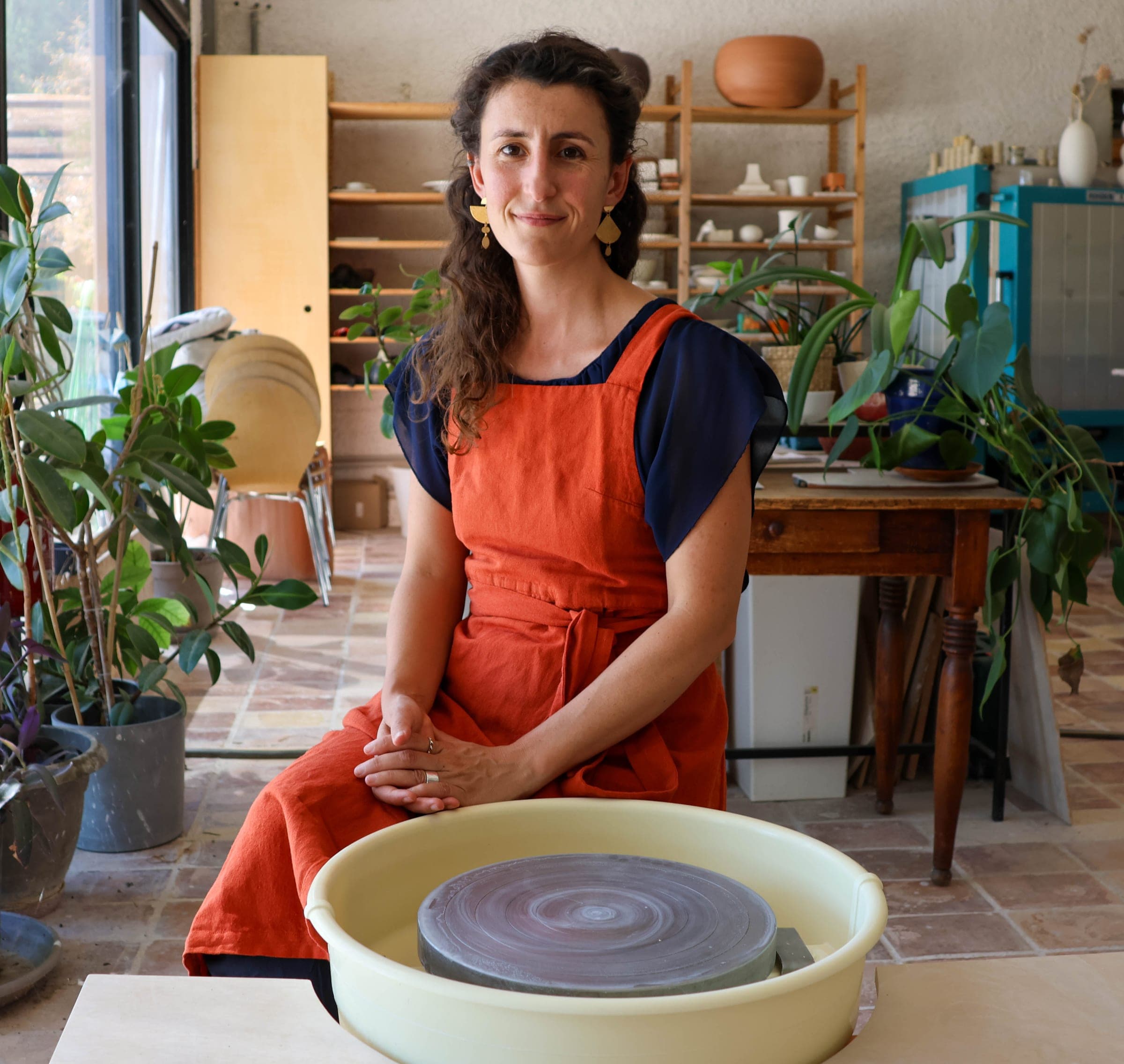 Charlotte Leroux dans l'atelier de céramique